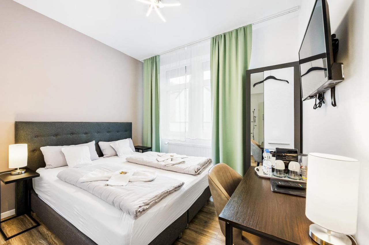 Hotel Phoenix Berghausen  Екстер'єр фото